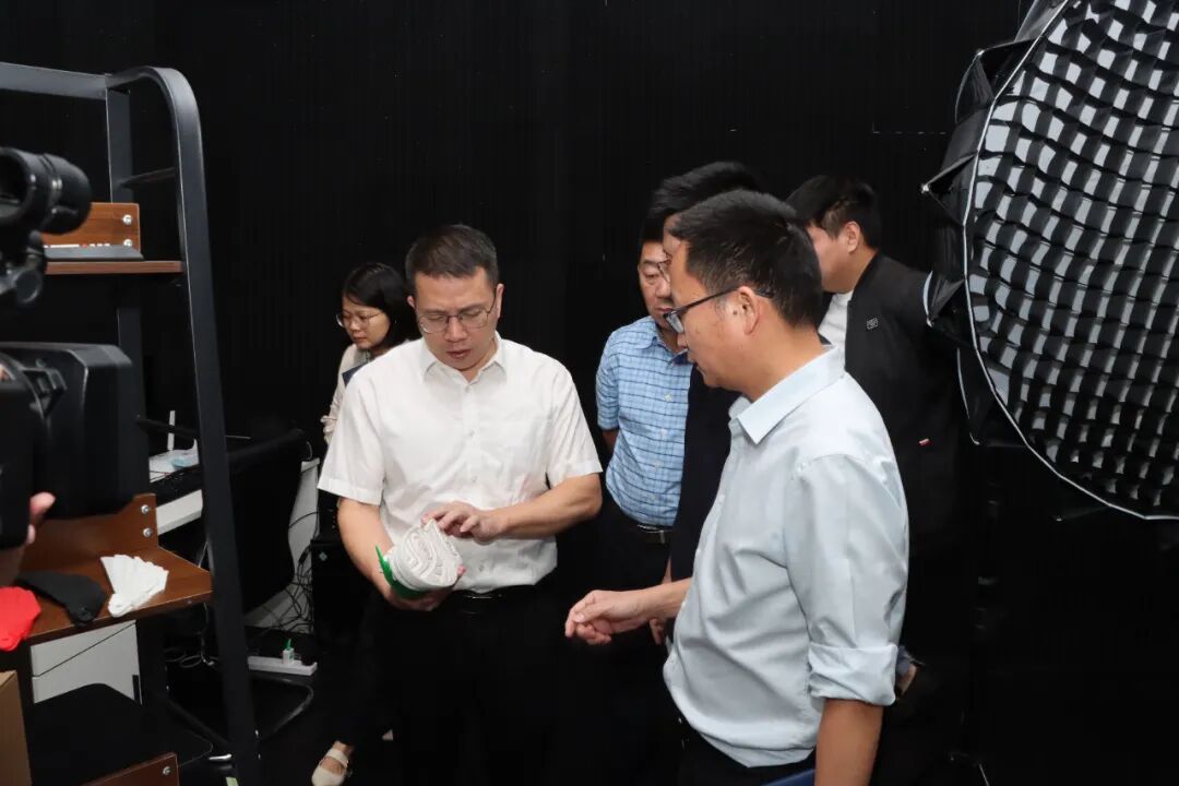 泉州台商投资区管委会主要领导带队调研跨境电子商务产业园(图2)